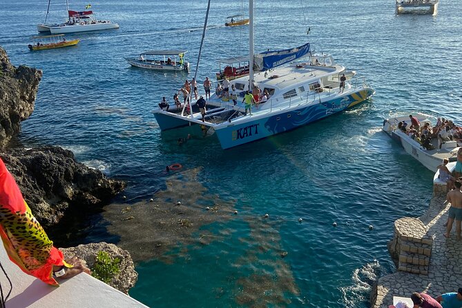 4 Hours Party Boat Catamaran Cruise in Negril - From Montego Bay to Negril by air-conditioned vehicle