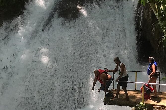 Bamboo Rafting with lime stone - What happens when you arrive at the rafting site