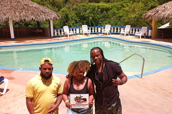 Blue Hole Mineral Spring, Seven Mile Beach, Ricks Cafe/ Shopping Private Tour - Private transport and the role of the guide