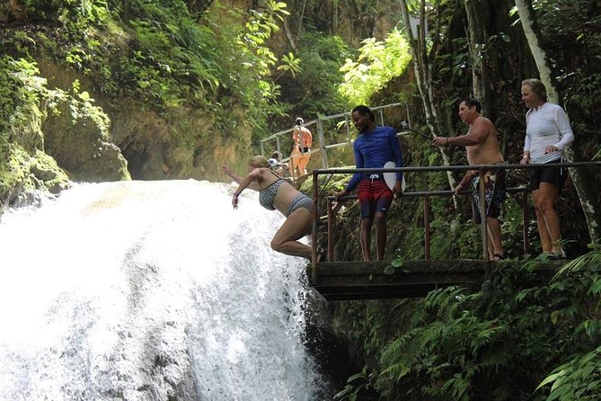 Blue Hole waterfalls from Runaway bay - Photo stops, shopping, and the Jamaican road experience