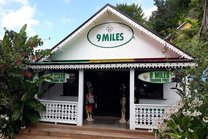 Bob Marley's Nine Mile Tour with Admission from Montego Bay - Rio Bueno: a four-minute pause by the route