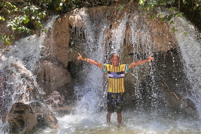 Exhilarating Dunn's River Falls Guided Tour from Ocho Rios hotels - The Ocho Rios shopping stop adds convenience, not culture