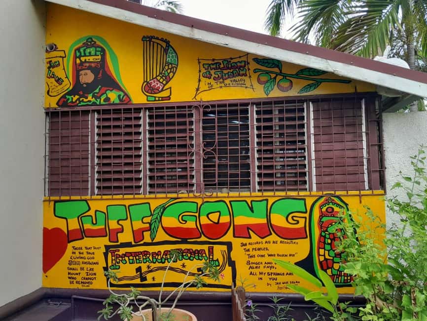Explore Downtown Kingston and New Kingston: - National Heroes Circle and Jamaica’s public memory