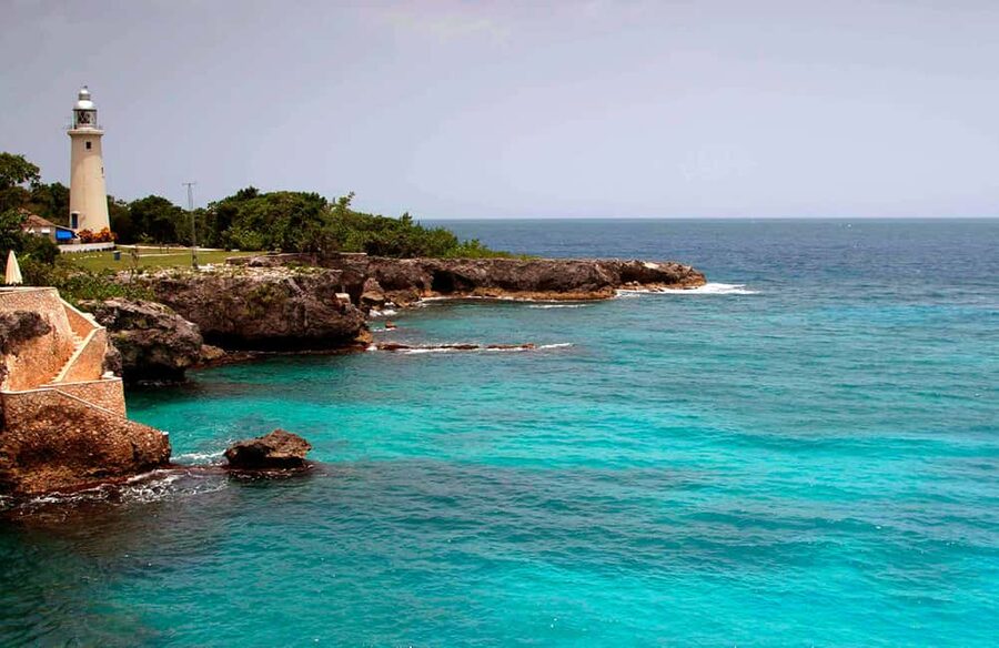 From Montego Bay: Negril Beach & Rick's Cafe Sunset Day Trip - Rick’s Cafe and the 35-foot cliff