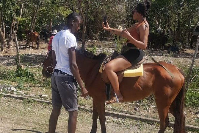 Hour Horseback Riding Guided Tour from Runaway Bay - What the private format changes