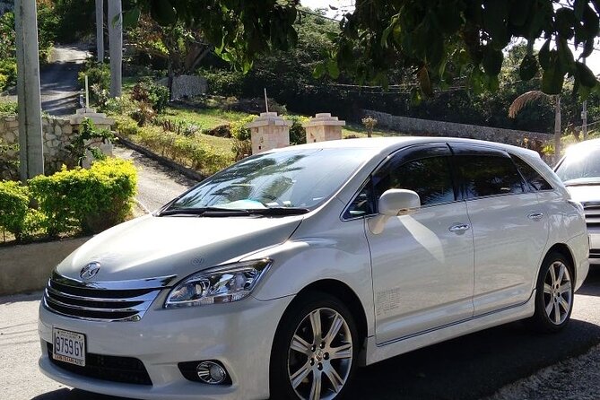Kingston Airport Transfers to Runaway Bay - The driver’s role during the ride