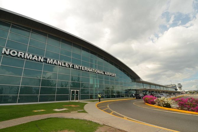 Kingston Round Trip Airport Transfers to Ocho Rios - Choosing between private and shared service
