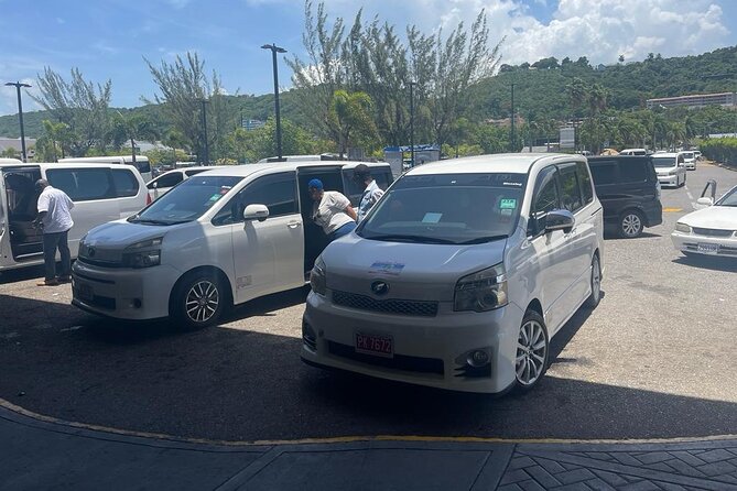 Montego Bay Hotels Private Transfers - Finding the Vacation Tours representative at MBJ
