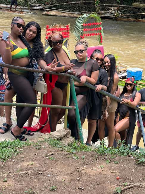 Montegobay: Rafting Tour with Limestone Massage - Meeting the guide and raftsman