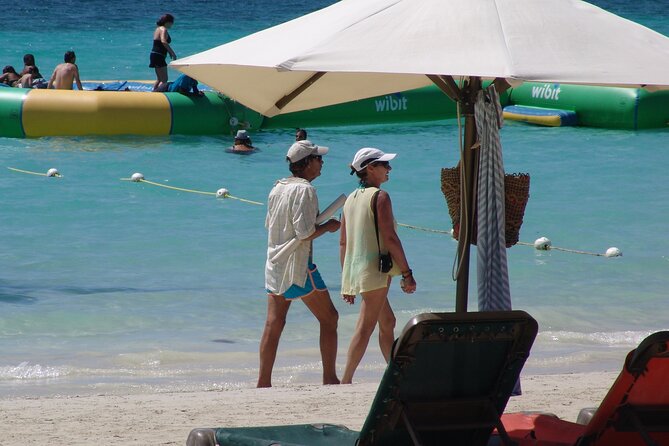 Negril Beach Beach Ricks Cafe and Sunset Tour - Watching cliff jumpers at Rick’s Cafe