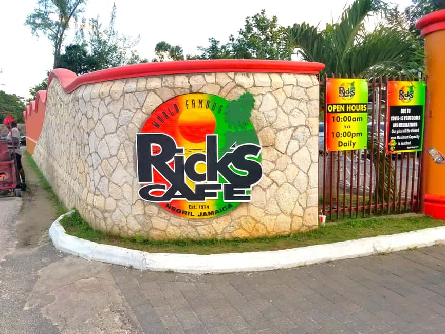 Negril Beach Experience & Rick's Cafe from Montego Bay - The change from beach to West End cliffs
