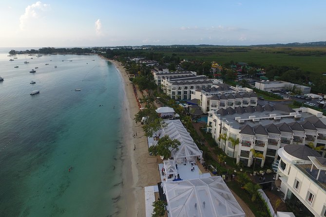 Negril's 7 miles Beach and Rick's Café - Rick’s Café and the 35-foot cliff