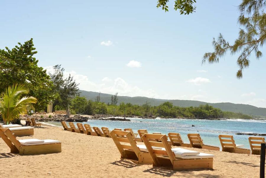 Ocho Rios: Bamboo Beach Club VIP Pass with Lunch and Drinks - Swimming, sun, and reggae by the water