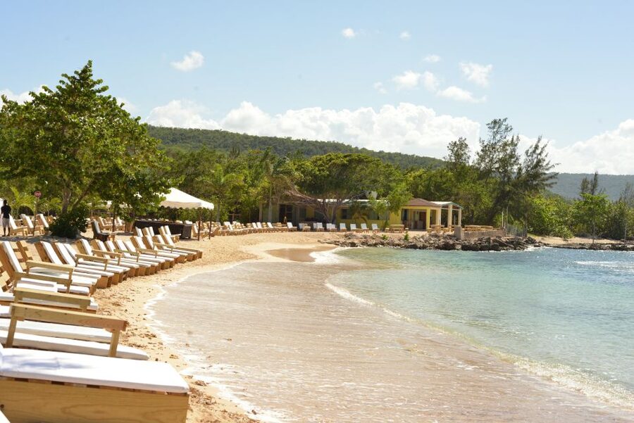 Ocho Rios: Bamboo Beach Club VIP Pass with Lunch and Drinks - Cocktails, rum punch, and a small package discrepancy