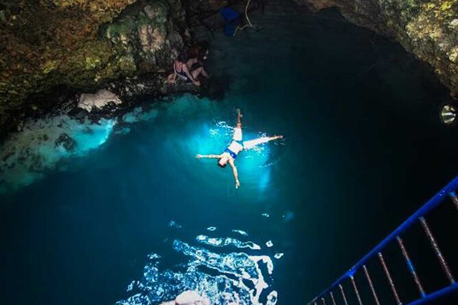 Parasailing, Blue Hole Mineral Spring, Seven Mile Beach - Seven Mile Beach and its many ways to slow down