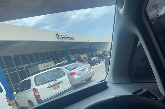 Private Airport transfer to/from all hotels in Negril round trip - What the airport pickup is like