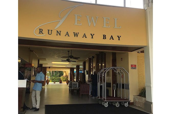 Private Roundtrip Airport Transfer to Resorts in Runaway Bay - The return to Montego Bay airport