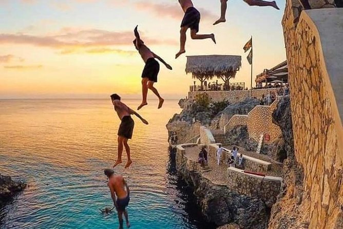 Rick's Café and Seven Mile Beach Private Tour - Rick’s Cafe: Cliff Jumping, Reggae, and a West-Facing Sunset