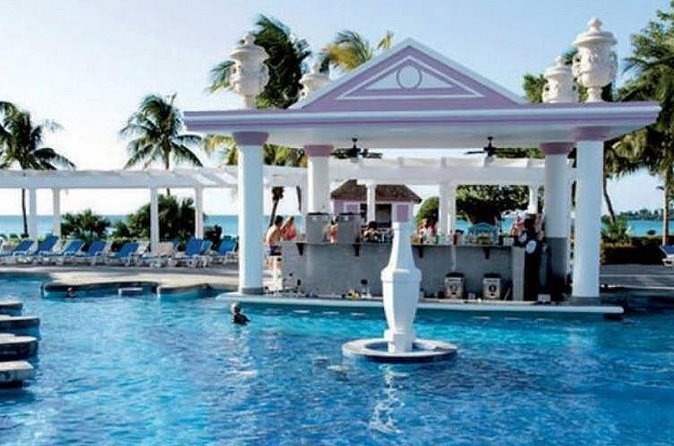 Riu Palace Tropical Bay Resort Private Airport Transfer - The meeting point is simple, but pay attention