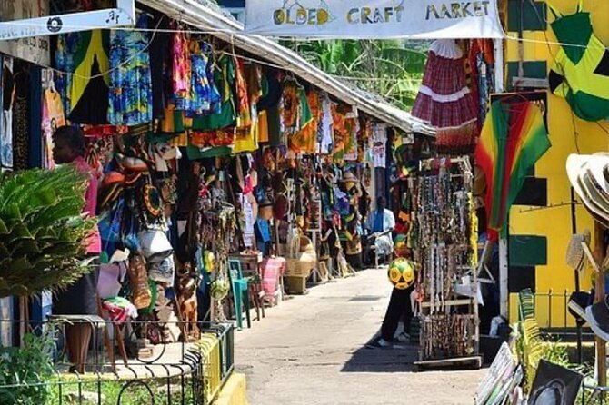 Runaway Bay Transportation Tour Experience - Shopping for crafts in the local market