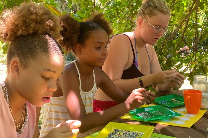 Souvenirs workshop A Mi Mek It! in Montego Bay Jamaica (FR & EN) - Three souvenir choices, with room for personal style